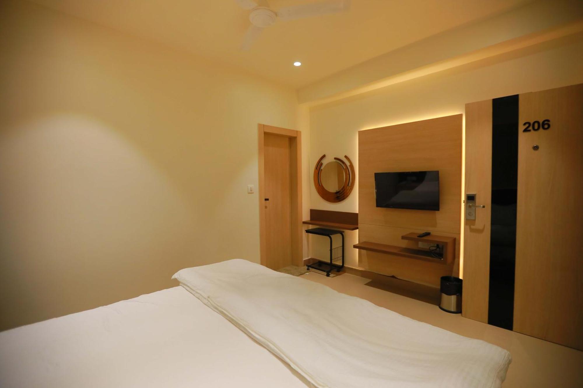 Hotel 16 Delhi  Ngoại thất bức ảnh